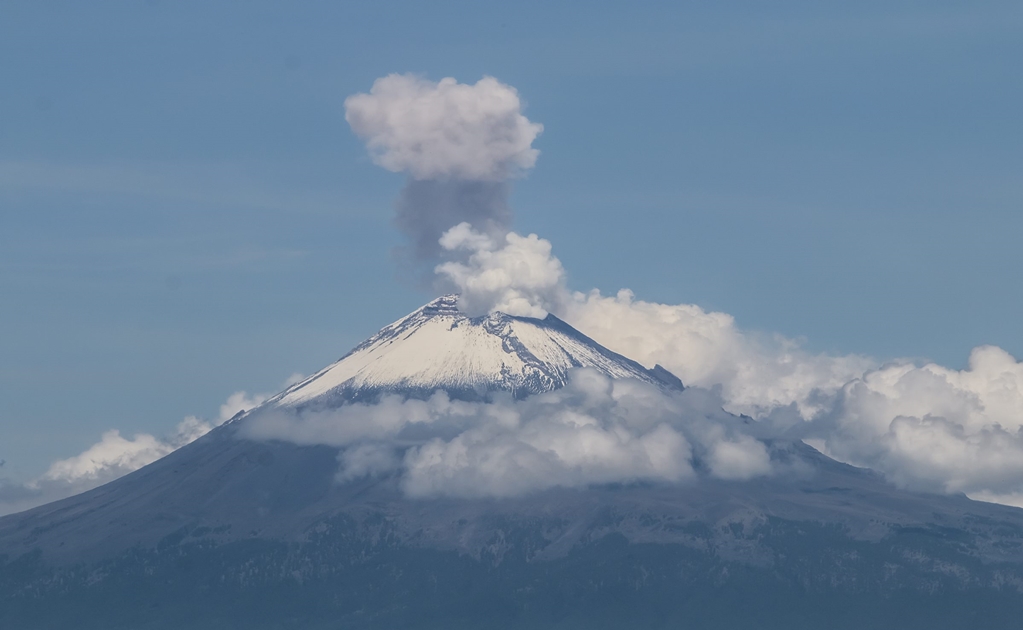Cae ceniza volcánica en Amecameca; Popocatépetl registra otra explosión 