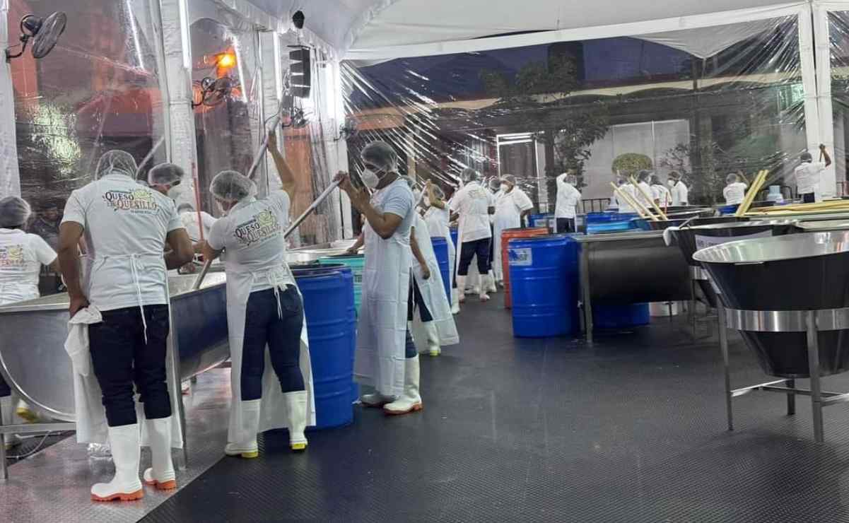 VIDEO: Oaxaca busca Récord Guiness con elaboración de quesillo de una tonelada