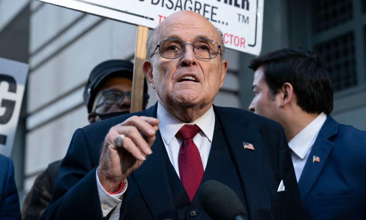Rudy Giuliani, exalcalde de Nueva York, recibe en su cumpleaños acusación por intento de revertir la derrota de Trump