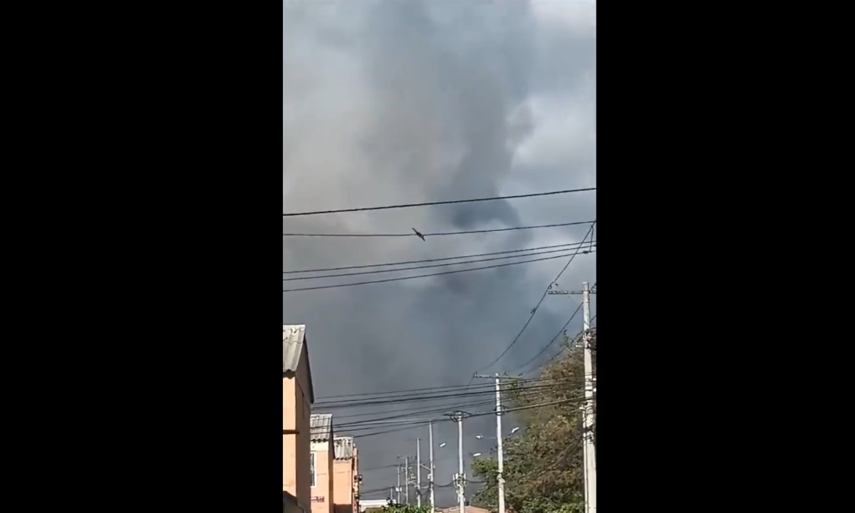 Fuerte explosión en empresa de pirotecnia deja un muerto y decenas de heridos en Colombia