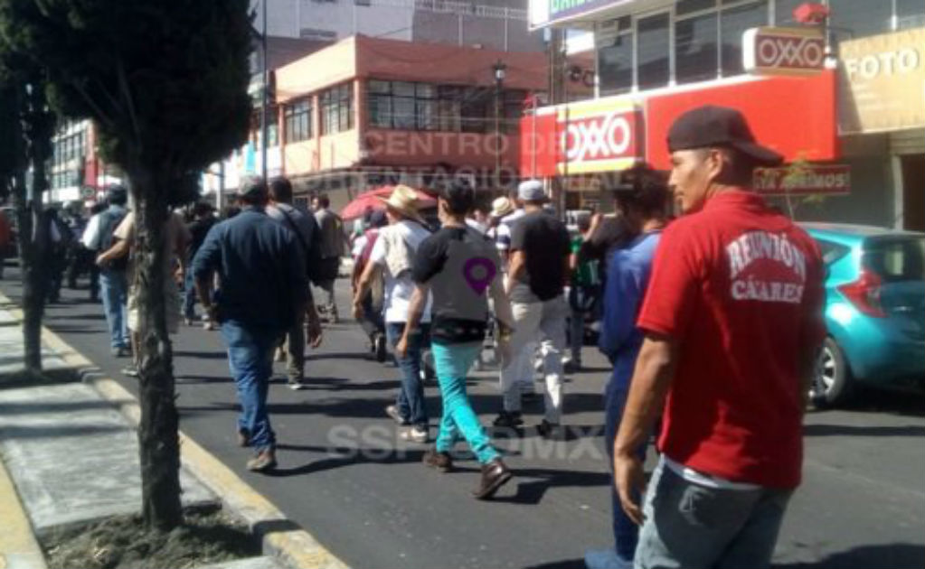 “¡Sin buses no nos vamos de México!”, gritan migrantes en marcha