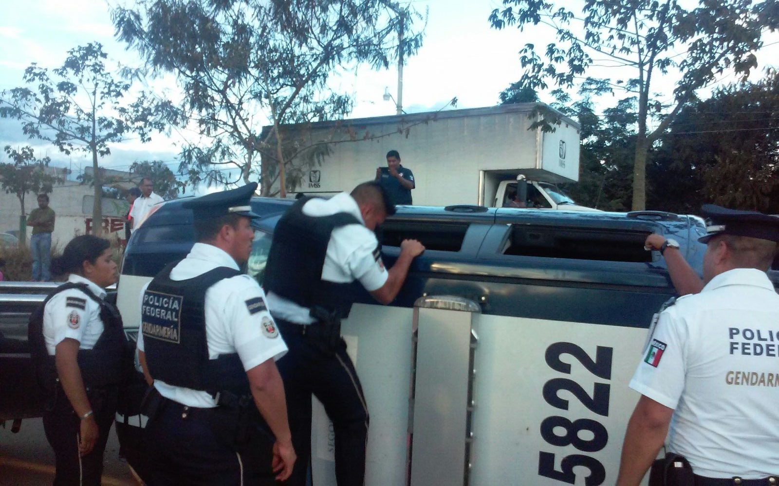Conductor ebrio choca con patrulla de Gendarmería en Oaxaca