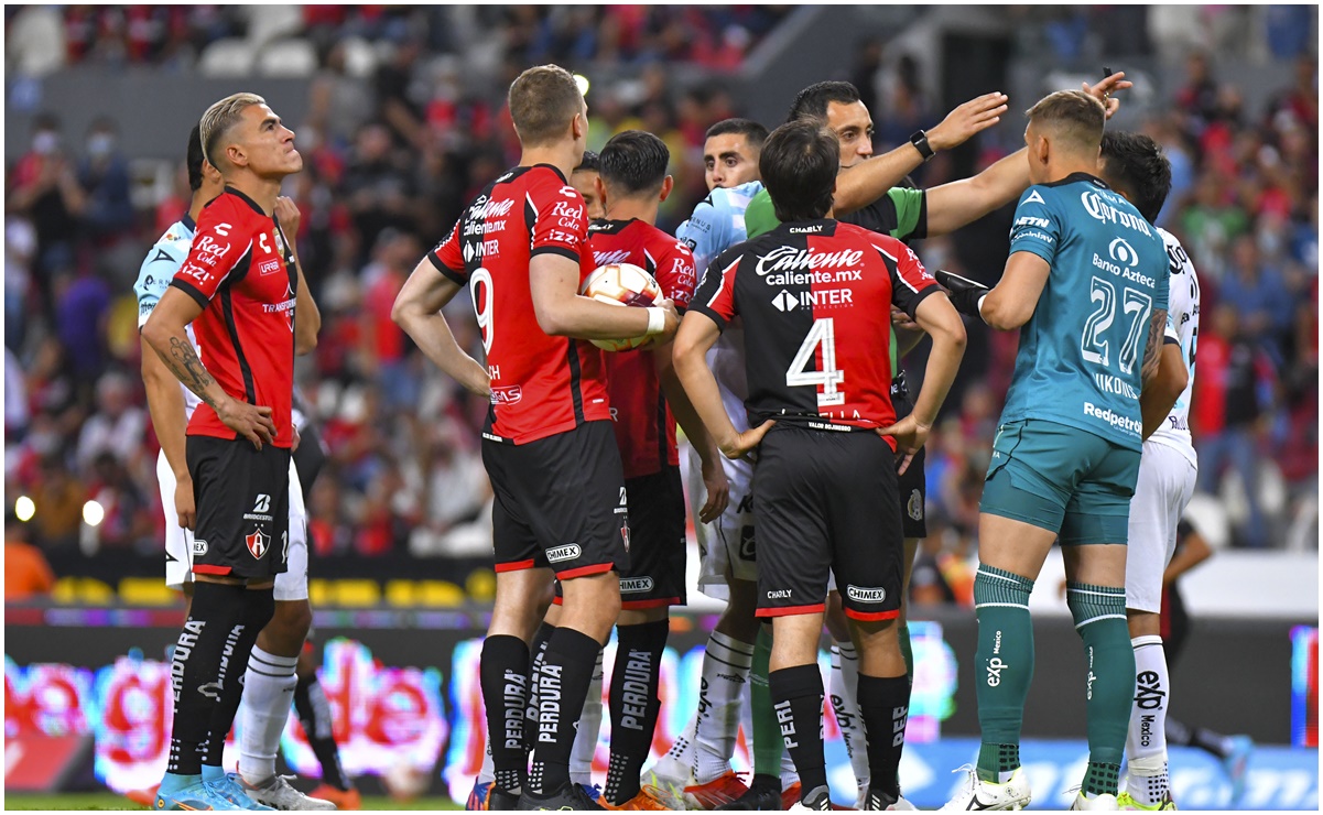 Aficionados del Atlas atacan a Nicolás Vikonis con el grito homofóbico