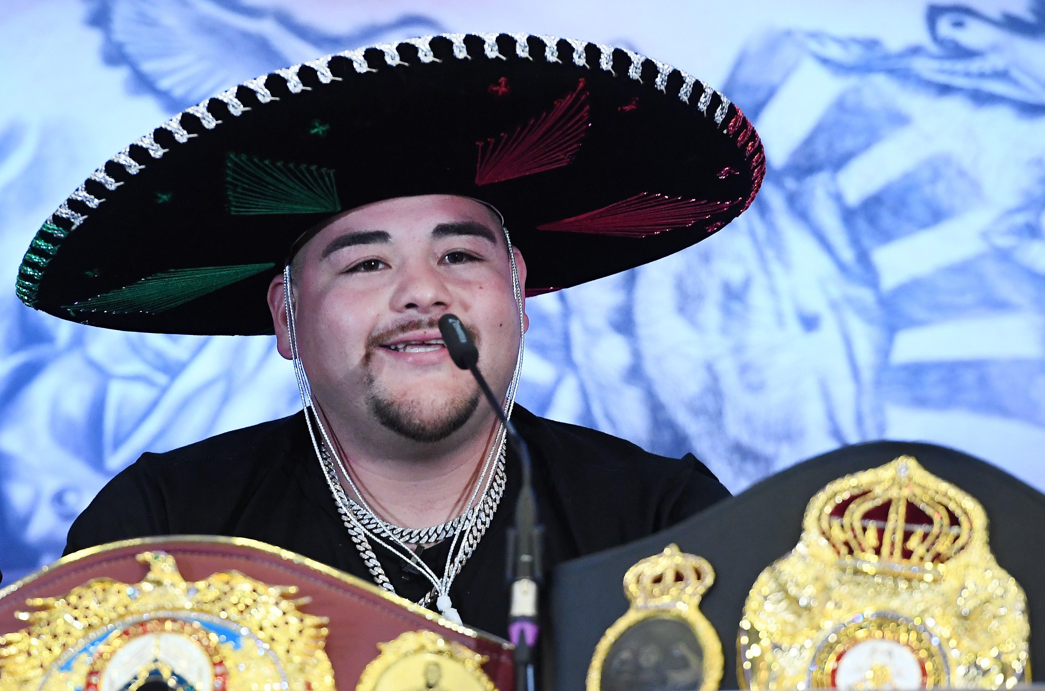 Explotan imagen de Andy Ruiz; lo hacen viajar 30 mil kilómetros en tres días