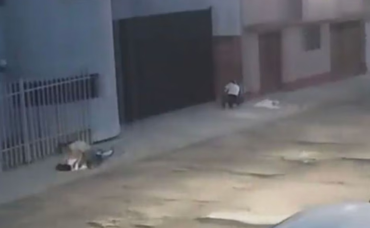 VIDEO: Pareja de estudiantes dan brutal golpiza a compañeros; los mandan al hospital