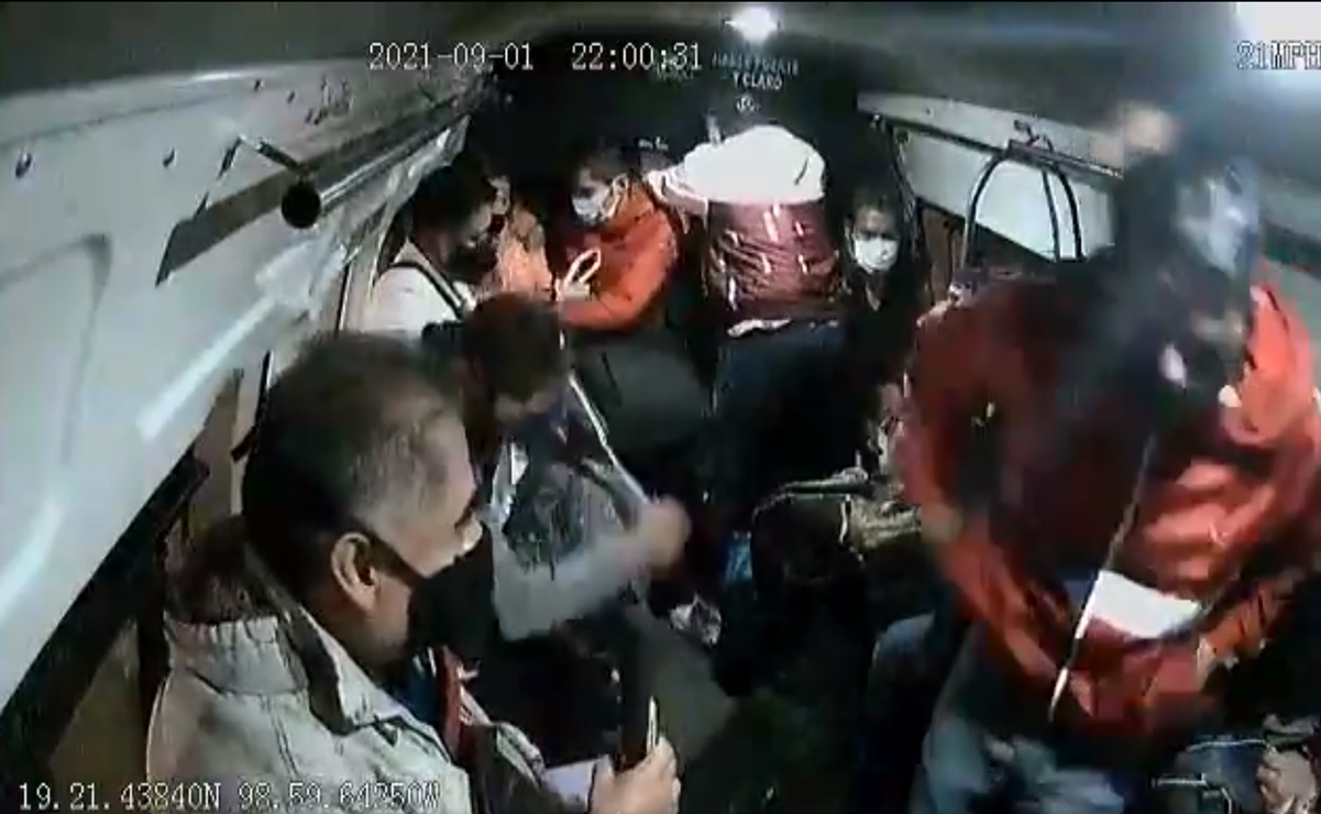 Video. En menos de dos minutos, sujetos asaltan a pasajeros de combi en Iztapalapa