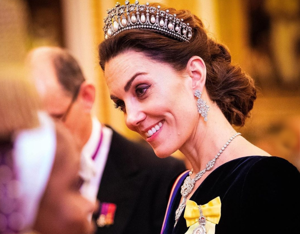 El vestido de terciopelo Kate Middleton que trae de regreso los escotes tipo corazón