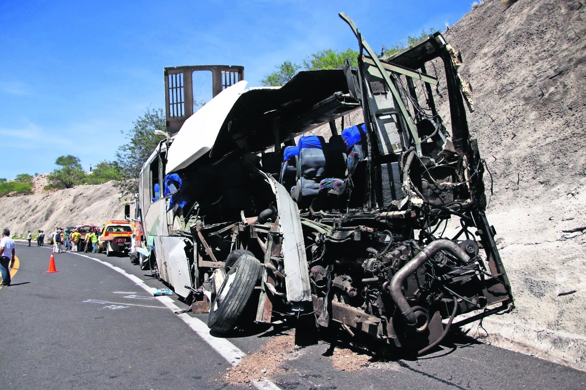 Choque en autopista deja 16 muertos