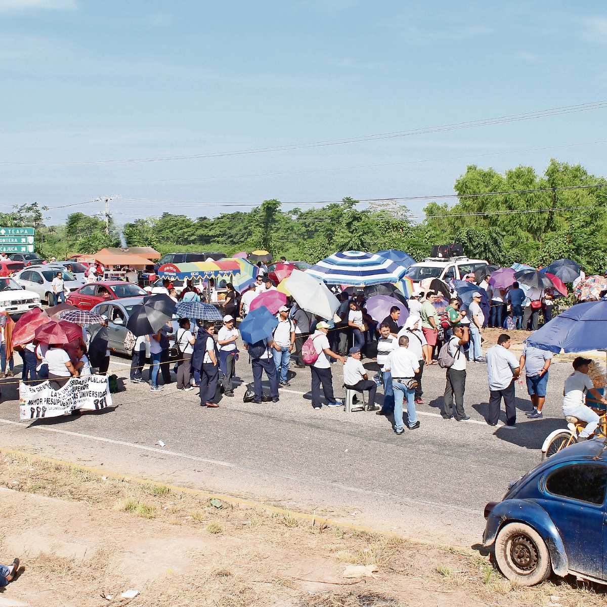 Ante protesta de empleados, Núñez despacha en privado 