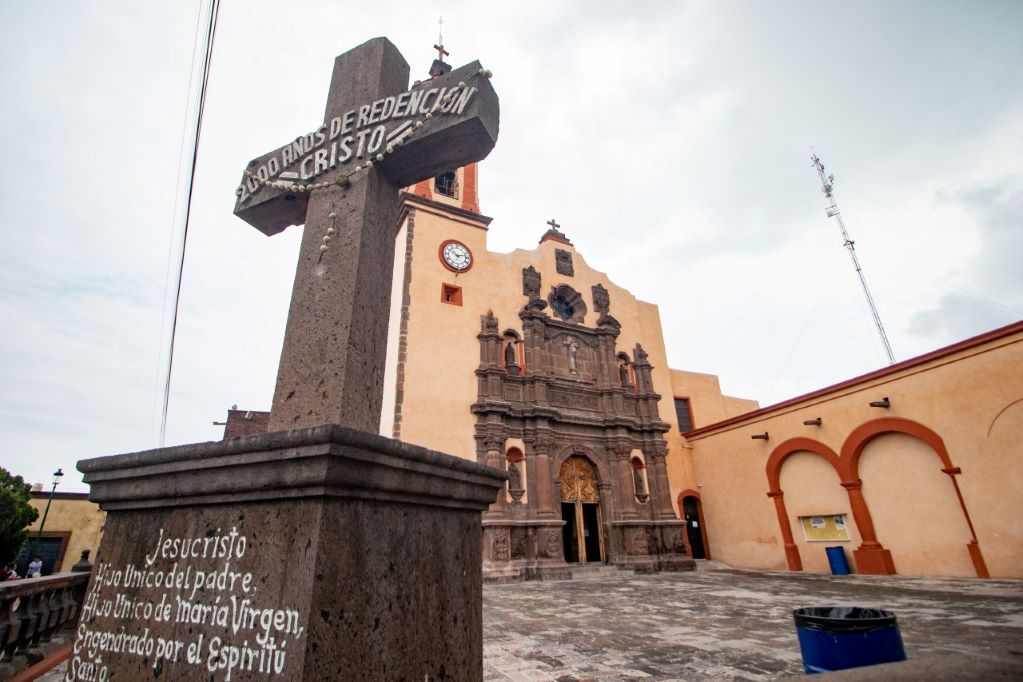 Dan manita de gato al templo de Santo Domingo en San Juan del Río