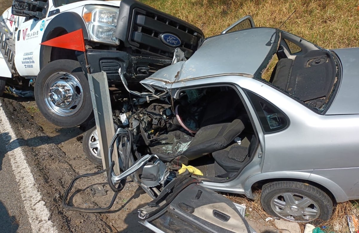 Pipa de gas termina encima de auto tras accidente en la carretera Naucalpan- Toluca