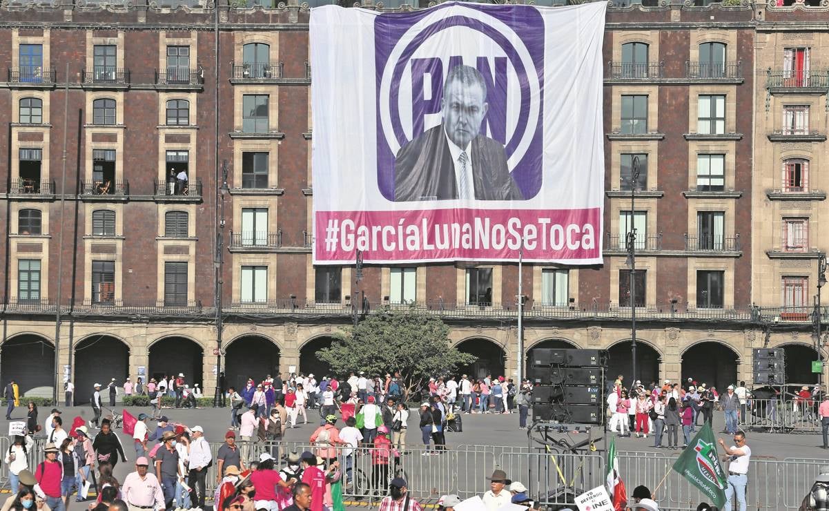 Crónica. Una manta de García Luna, la provocación