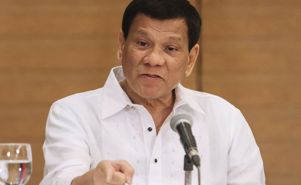 Hay que disparar "en la vagina" a mujeres terroristas, afirma Duterte