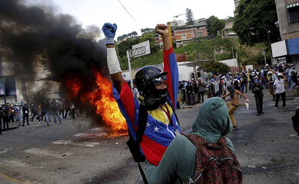 Reprimen marcha en Caracas; hay 100 heridos