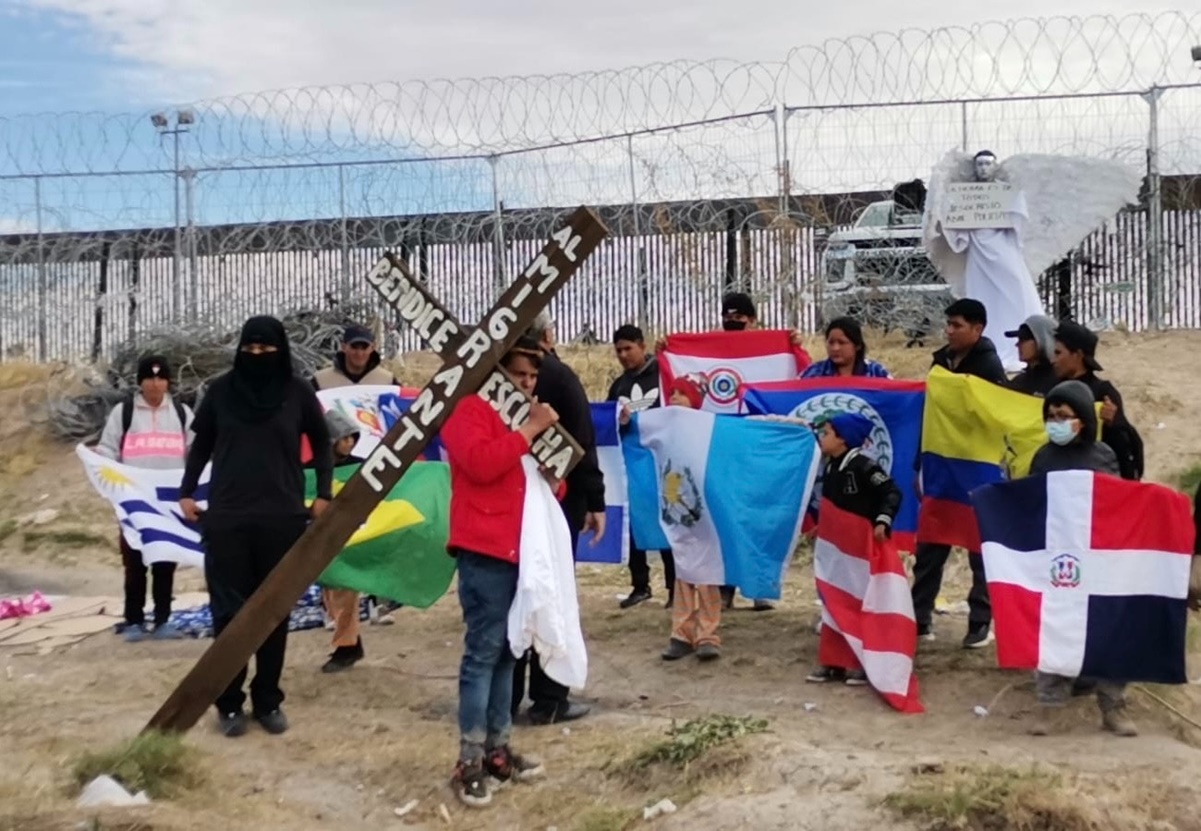 Colectivo Ángeles Mensajeros realiza viacrucis migrante en la frontera de Chihuahua-EEUU