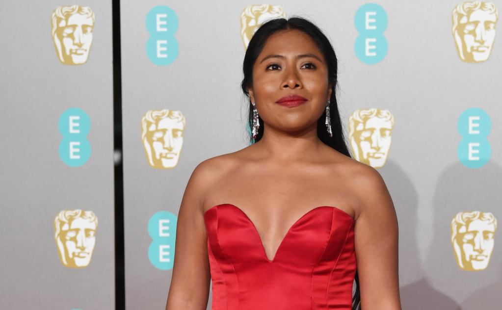 Yalitza Aparicio impacta con escote y vestido rojo en los BAFTA 2019