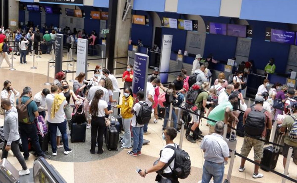 Padres encargan niño a aerolínea y ésta lo olvidó; pasó 4 horas solo en aeropuerto de Bogotá