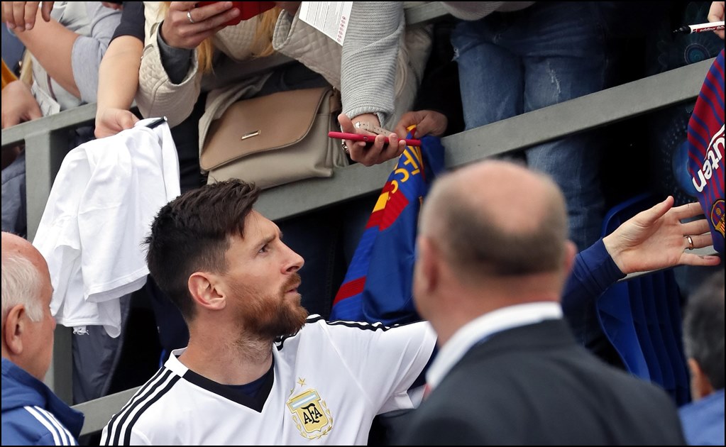 Messi desata la locura en entrenamiento abierto de Argentina en Rusia