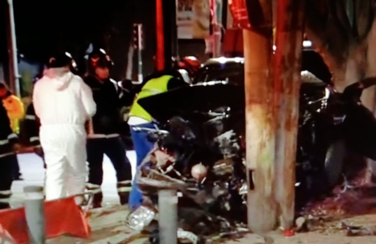 Mueren tres personas tras choque de automóvil contra árbol en Coyoacán; iban a exceso de velocidad