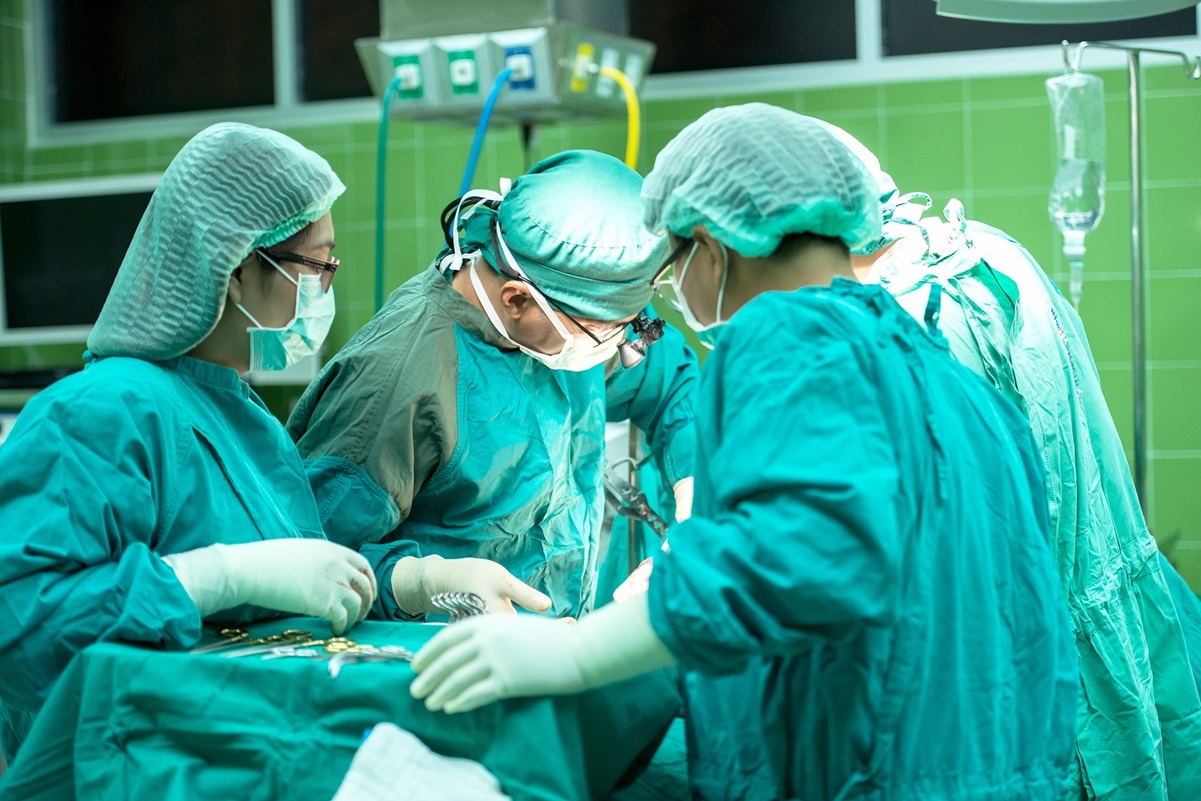 Realizan doble trasplante de pulmón a enferma grave de Covid-19 en EU