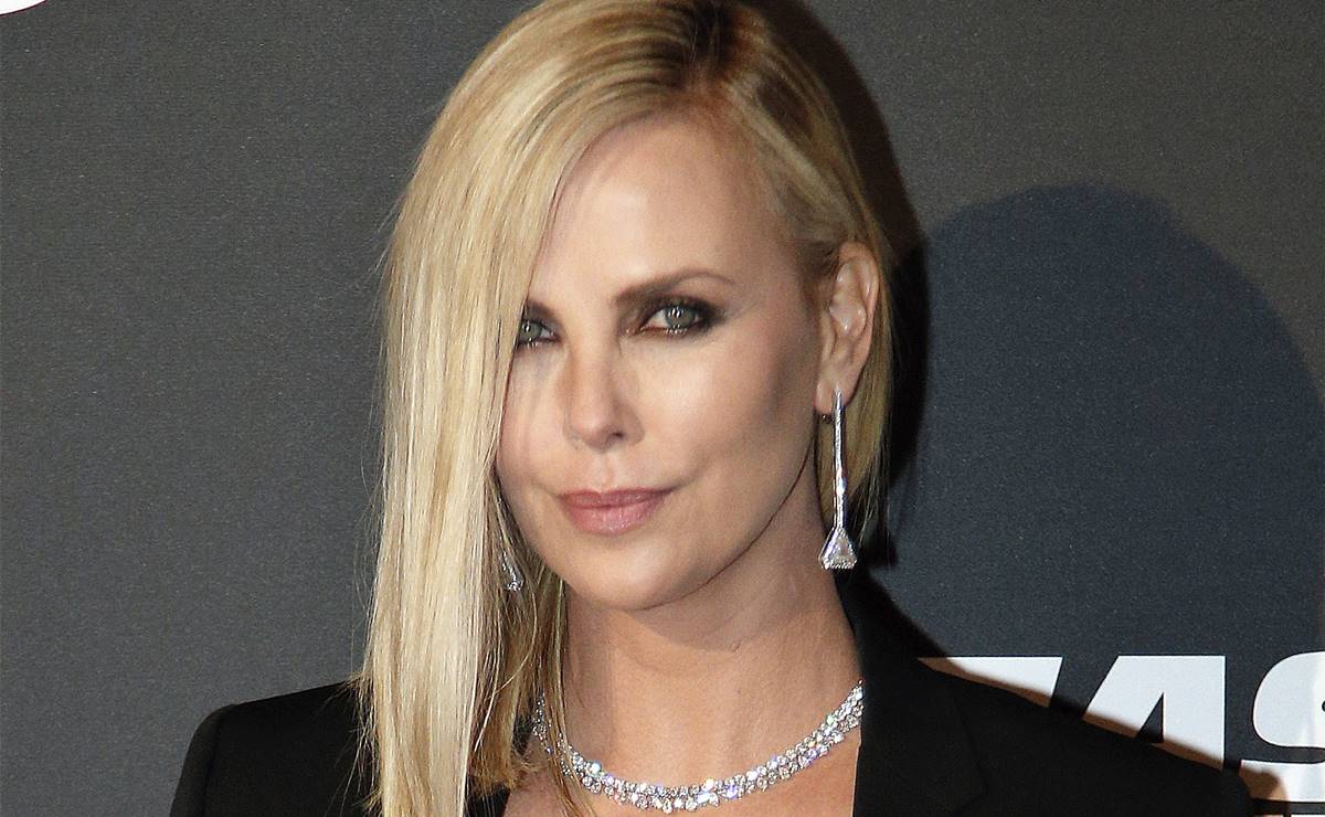 Charlize Theron se deja maquillar por sus hijas ¡y el resultado es muy divertido!