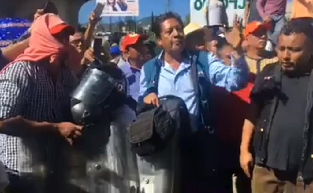 Policías impiden entrada de maestros en salidas a Cuernavaca, Puebla y Toluca