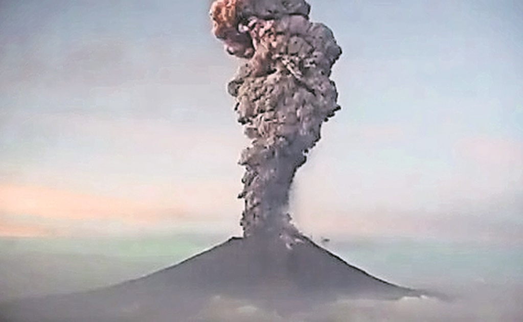 Volcán Popocatépetl registra tres emisiones de ceniza