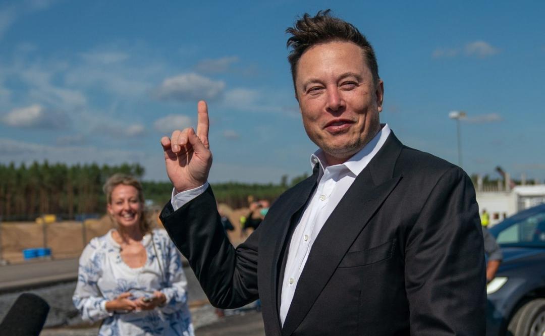 Elon Musk denuncia que un acosador persiguió el auto que transportaba a su pequeño hijo X
