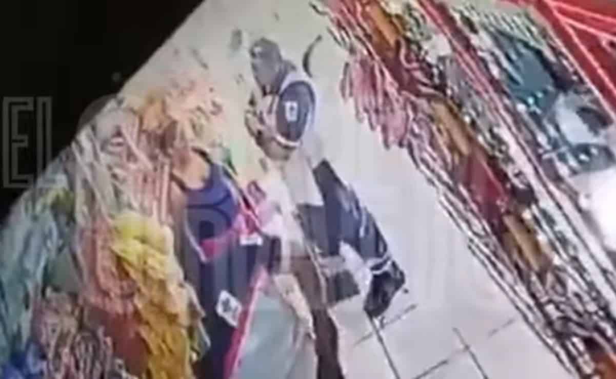 Video capta a paramédicos de la Cruz Roja robando en tiendita de CDMX
