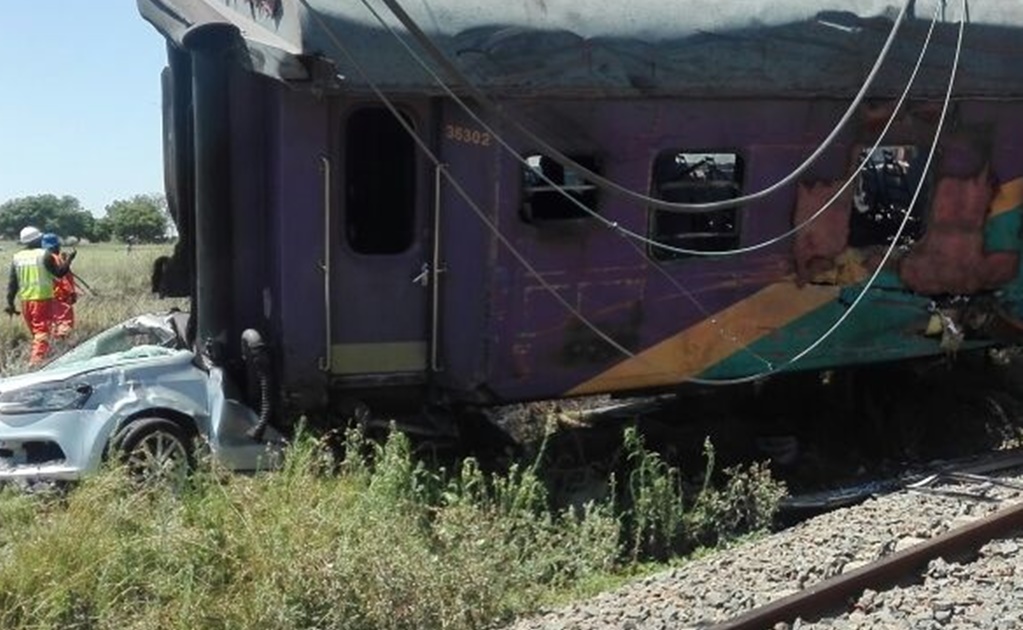 Tren impacta camioneta en Guanajuato; mueren tres
