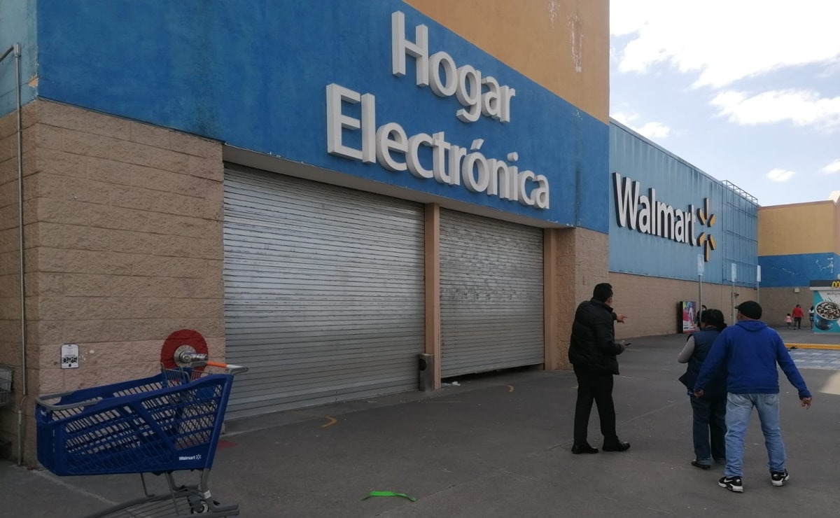 Farderas se quedan encerradas en Walmart de Zinacantepec; desatan riña contra empleados 