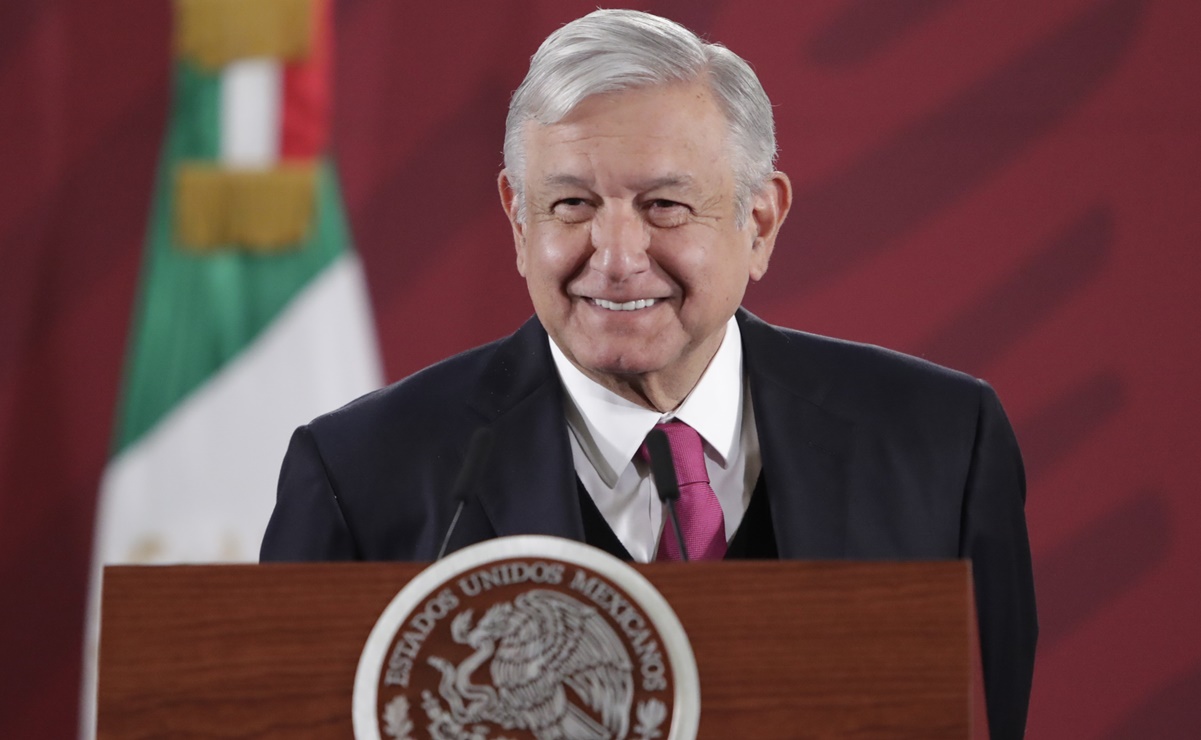 AMLO critica a exconsejeros del INE por intervenir en su reforma electoral 