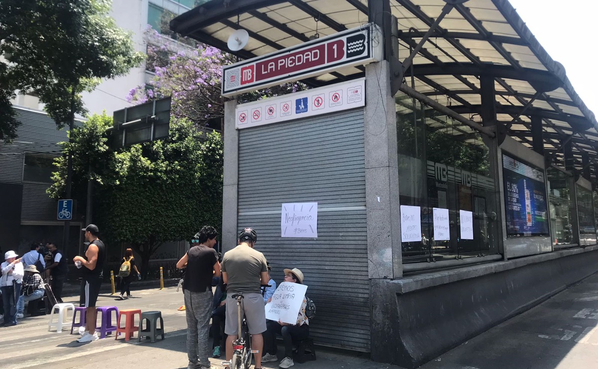 Vecinos cierran otra vez carriles del Metrobús en Insurgentes Sur ante agua contaminada 