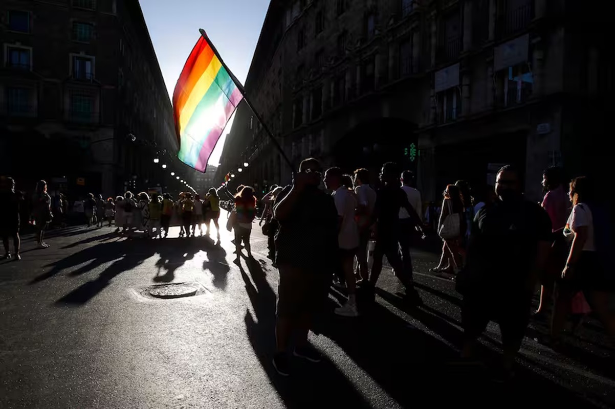 EU emite alerta de viaje mundial y advierte amenazas terroristas contra eventos LGBT