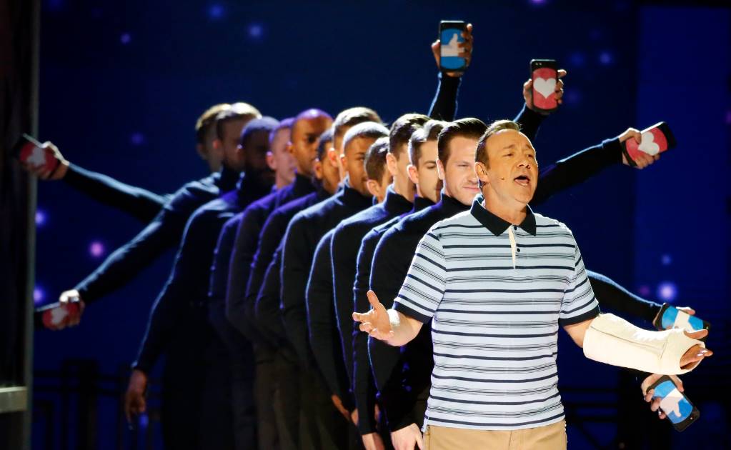Kevin Spacey se luce al inicio de los Premios Tony 2017