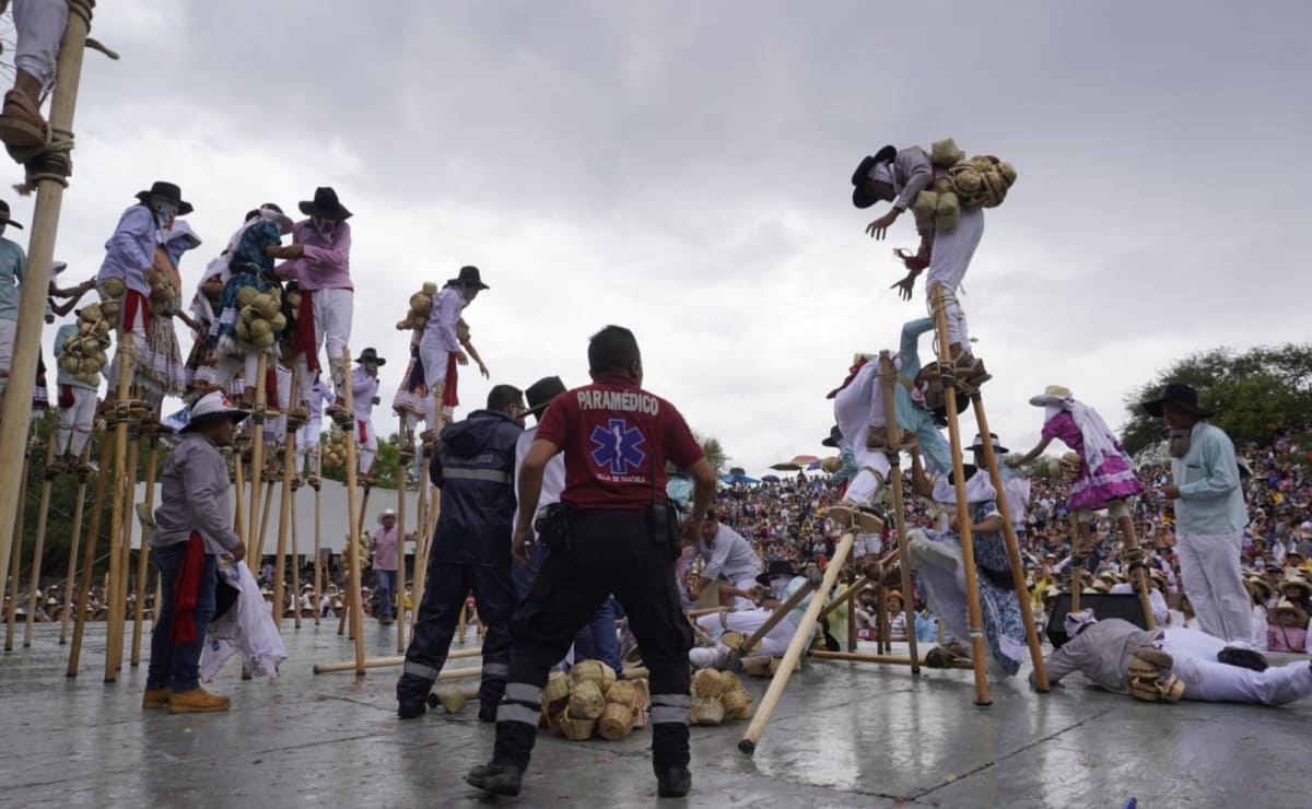VIDEO. Se caen 20 integrantes de la danza de Los Zancudos en Guelaguetza de Zaachila, Oaxaca