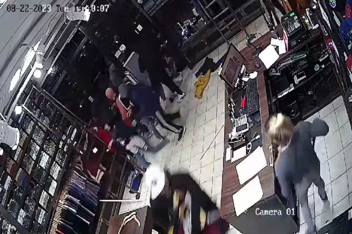 VIDEO: Saqueos en Argentina: en menos de un minuto, vaciaron una tienda de ropa