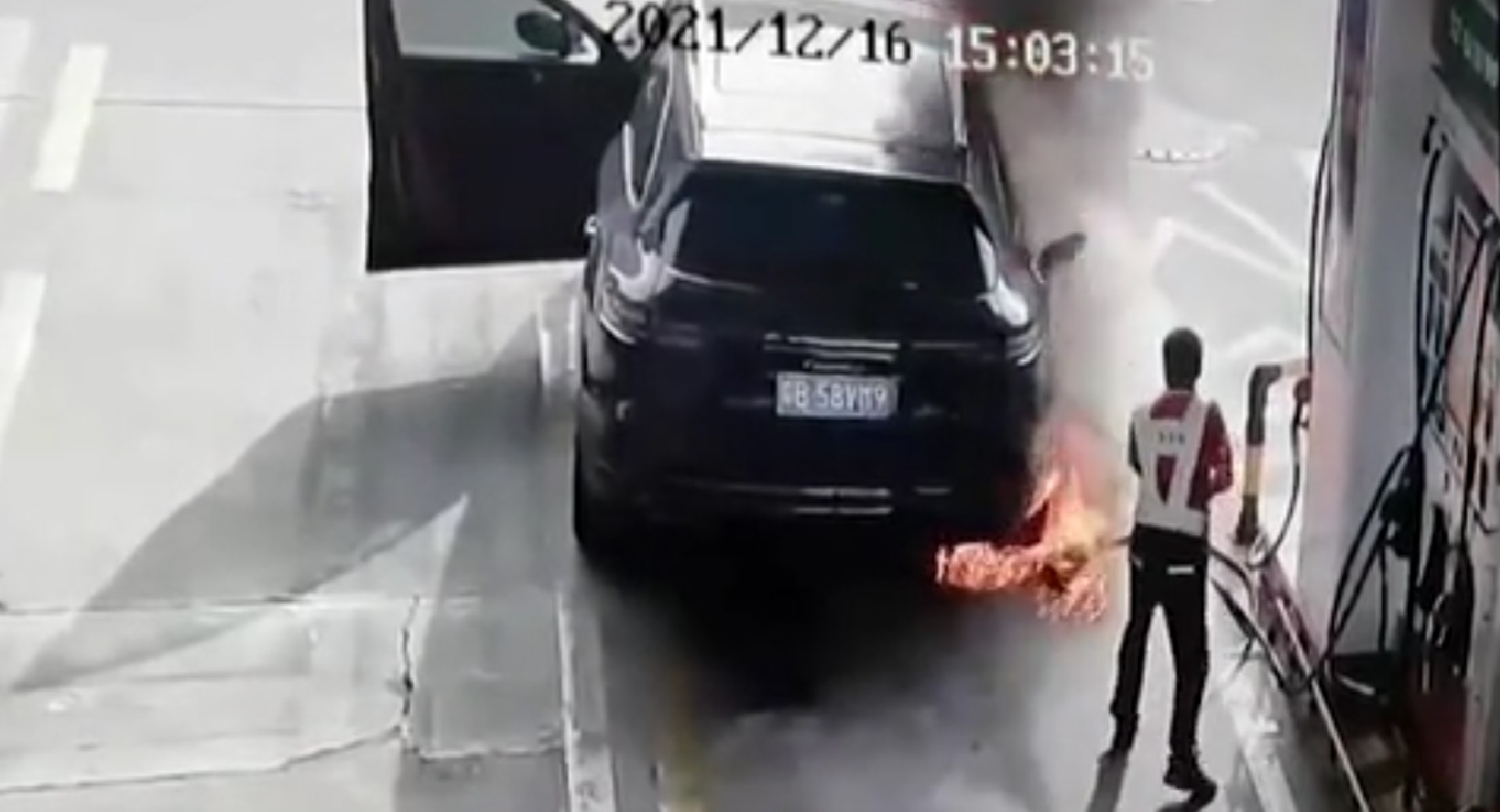 Hombre incendia camioneta con su dueña adentro mientras cargaba gasolina
