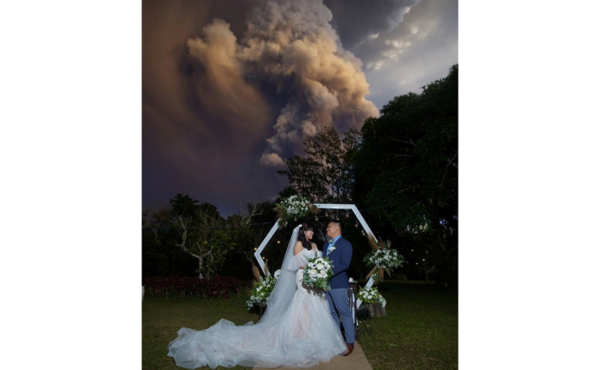 Novios se casan a menos de 15 kilómetros de un volcán activo, en Filipinas