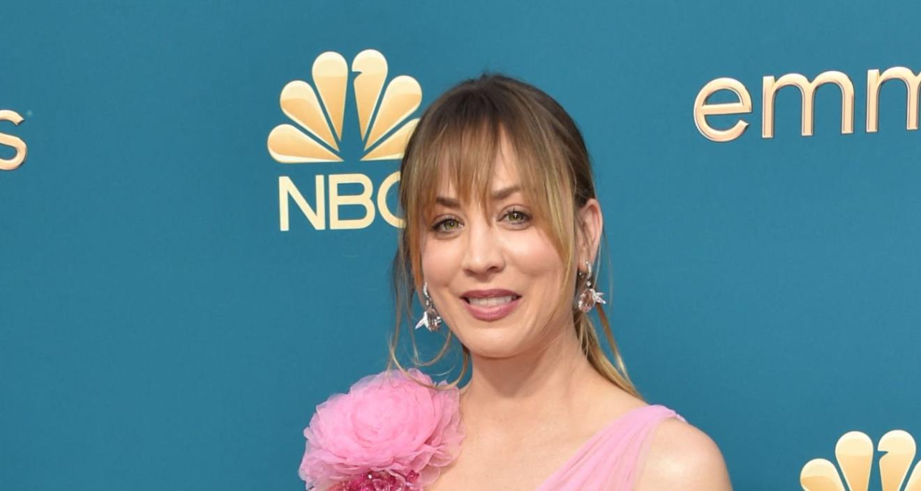 Kaley Cuoco luce su baby bump de 20 semanas de embarazo