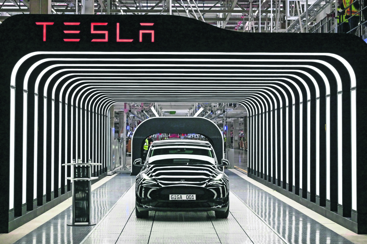 Tesla sí se instalará en Nuevo León, asegura Secretario de Economía