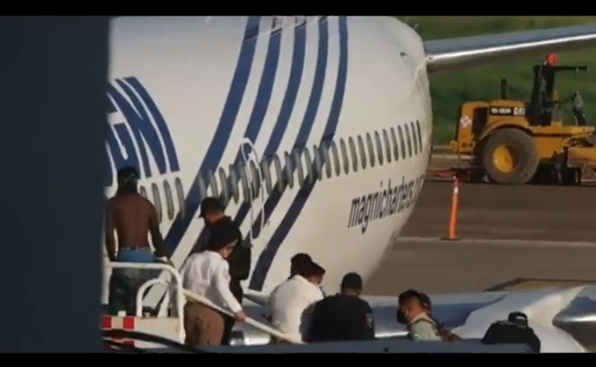 Video. Migrante salta de escaleras al abordar avión en México y evitar ser deportado a Haití 