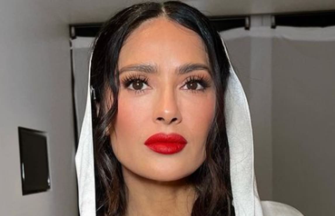 Salma Hayek aprovecha el Día del Bikini para explotar su sensualidad