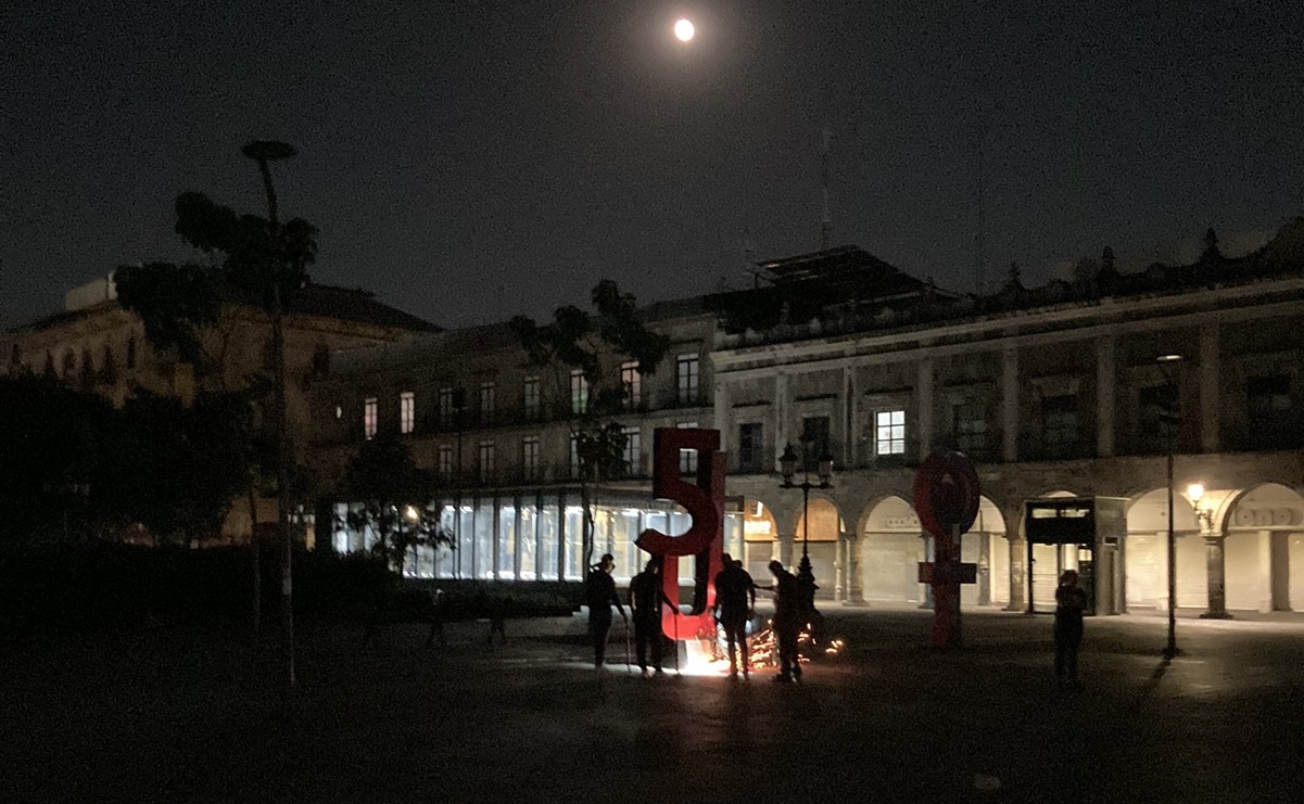Colectivos colocan antimonumento del "halconazo tapatío" en plaza de Guadalajara; autoridades lo retiran
