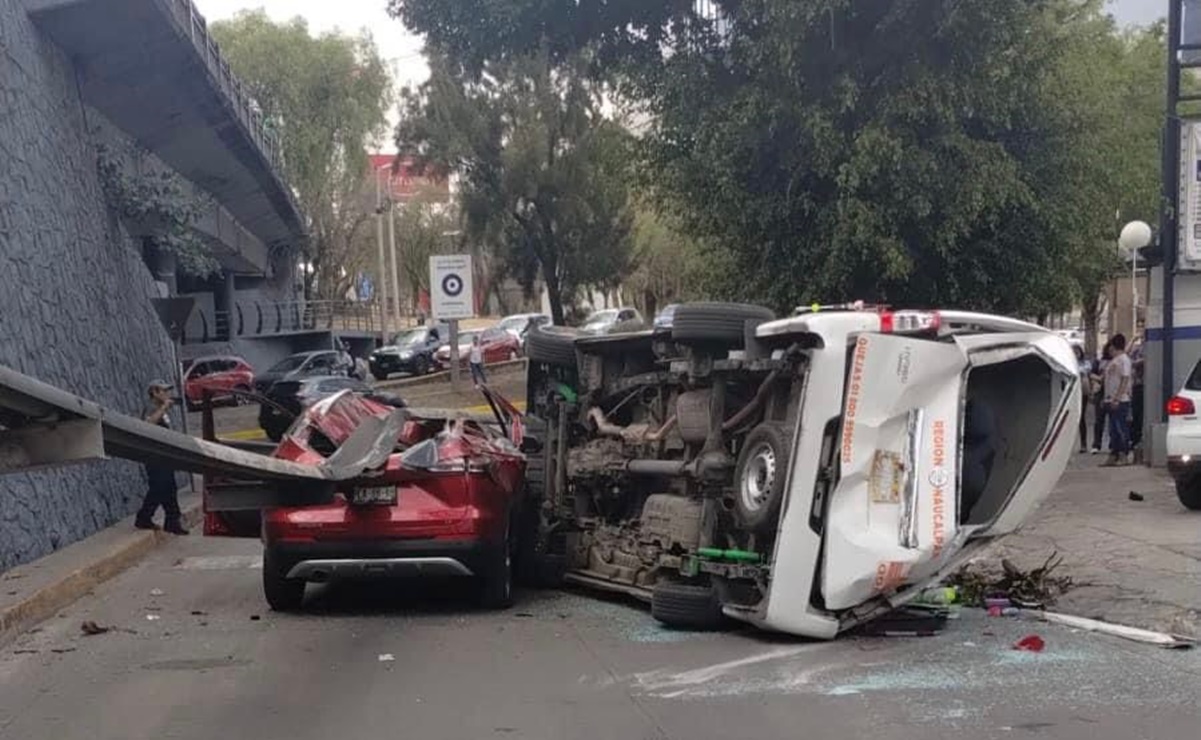 Cae camioneta de pasajeros sobre auto en Satélite; hay tres lesionados