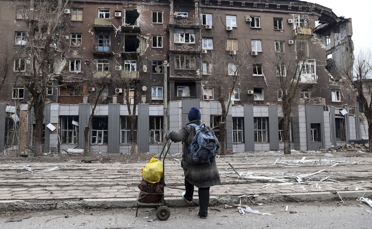 Habitantes de Mariúpol resisten refugiados y sin víveres en una acería