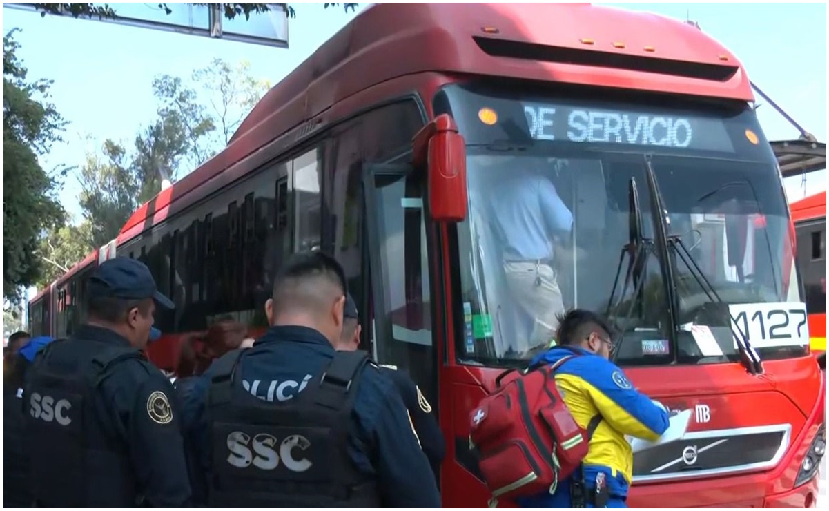 Metrobús acciona mecanismo de frenado en la estación Revolución; reportan 12 lesionados