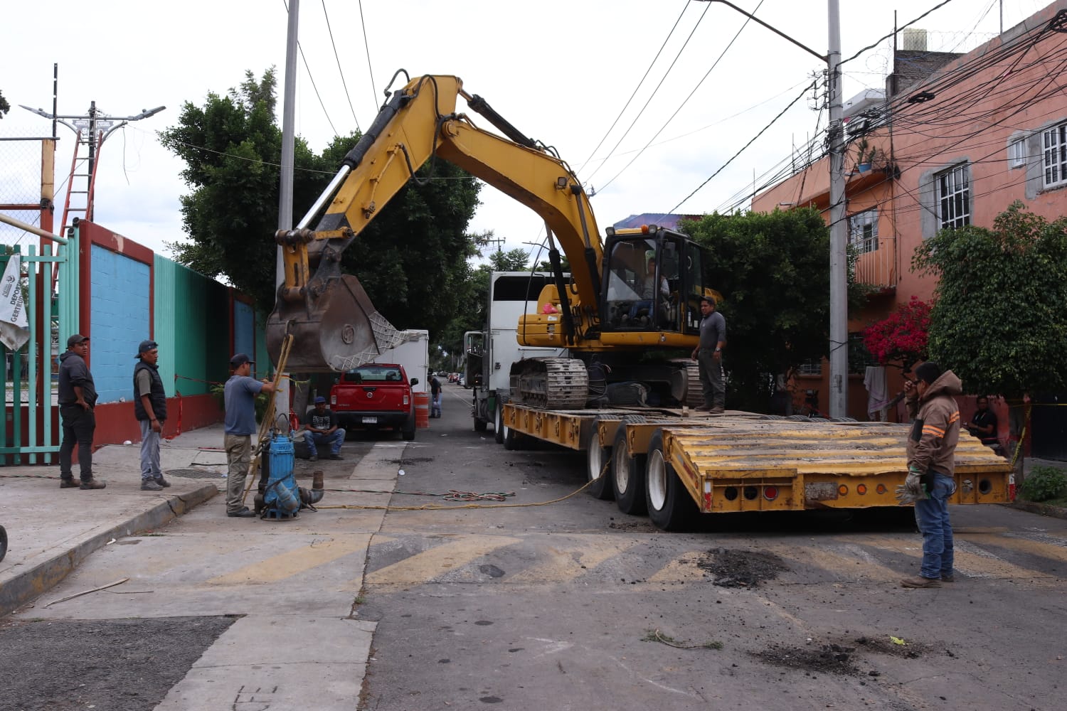 Sacmex inicia retiro de escombros en el socavón del Deportivo Gertrudis Sánchez