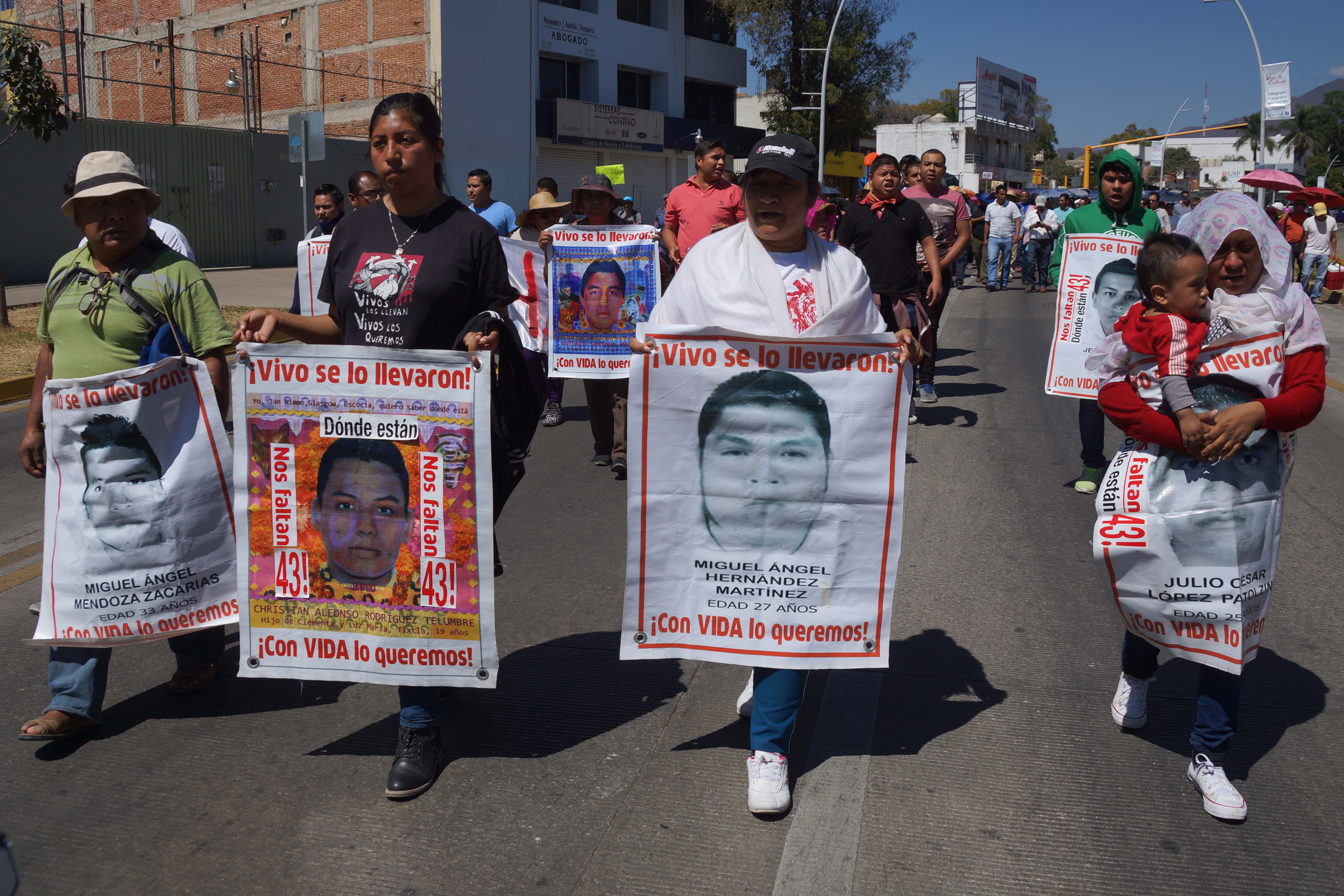 Desdeñan en Oaxaca protesta anti-Trump; marchan por los 43