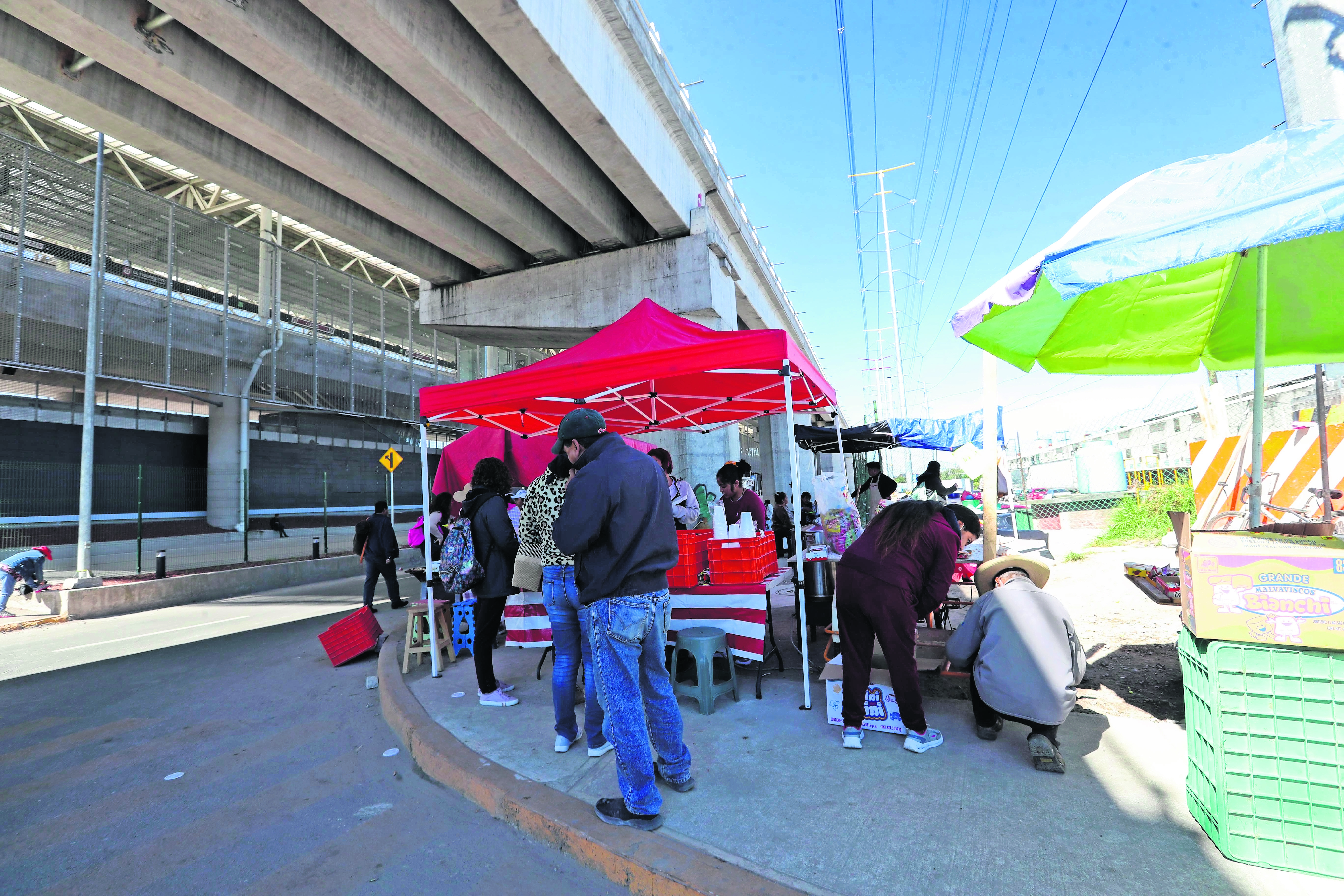 Ambulantes y taxis irregulares invaden Tren México-Toluca El Insurgente 